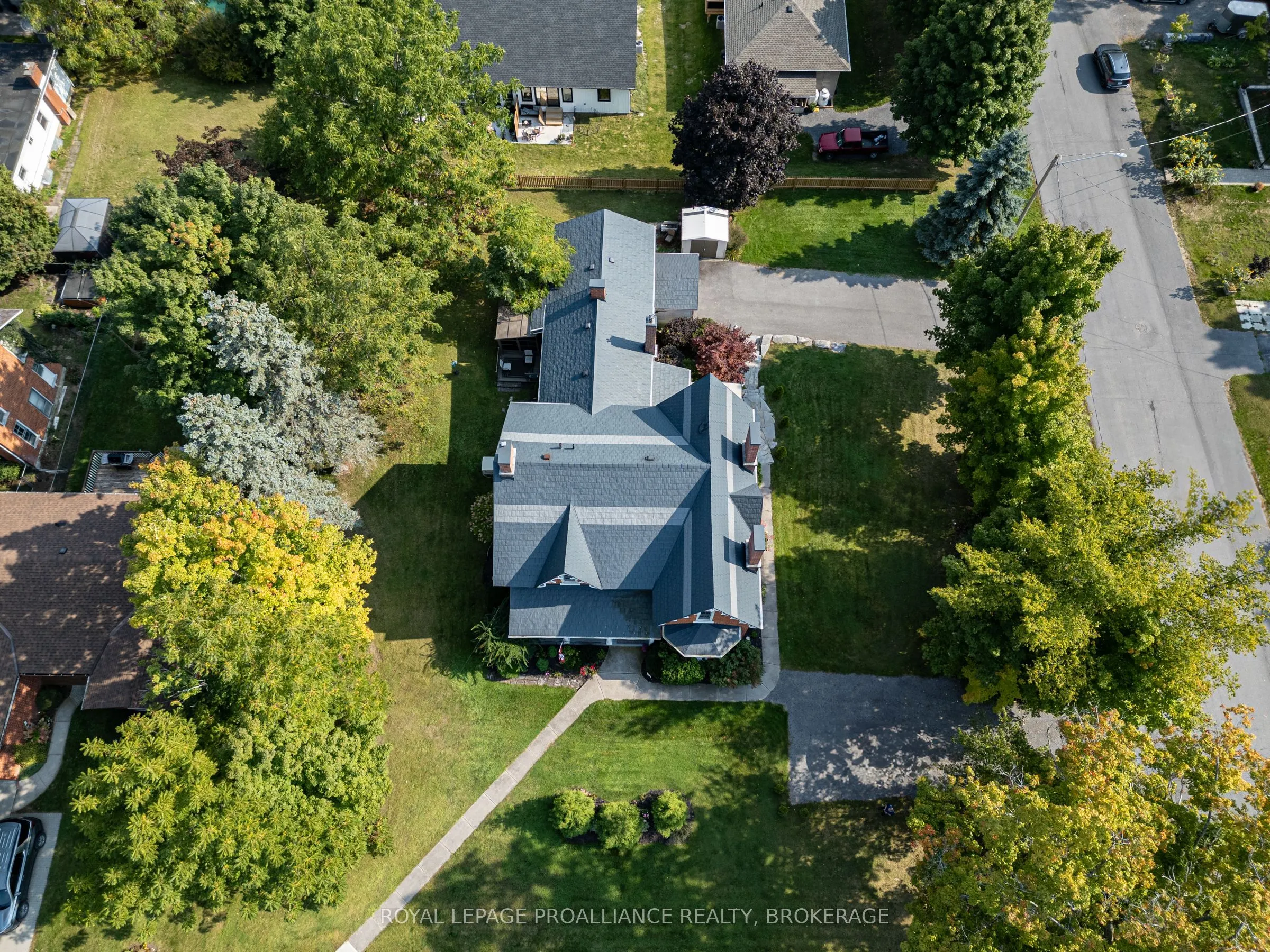 232 Dundas Street W