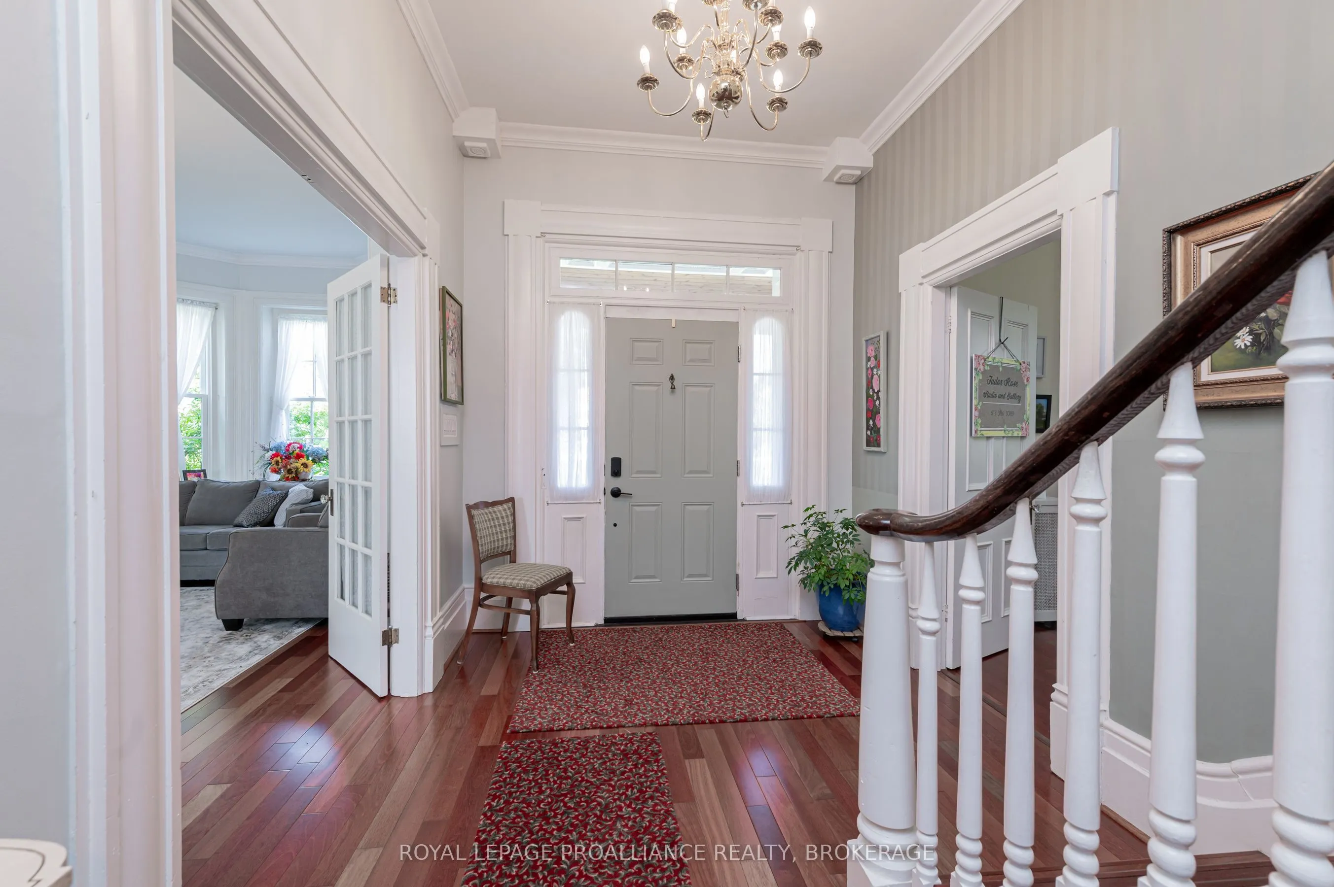 232 Dundas Street W