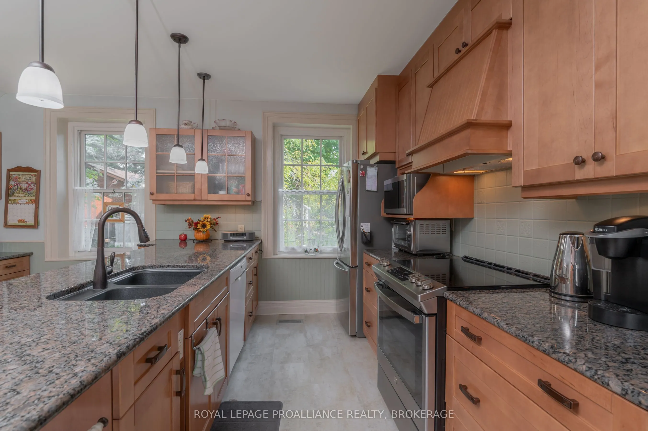 232 Dundas Street W