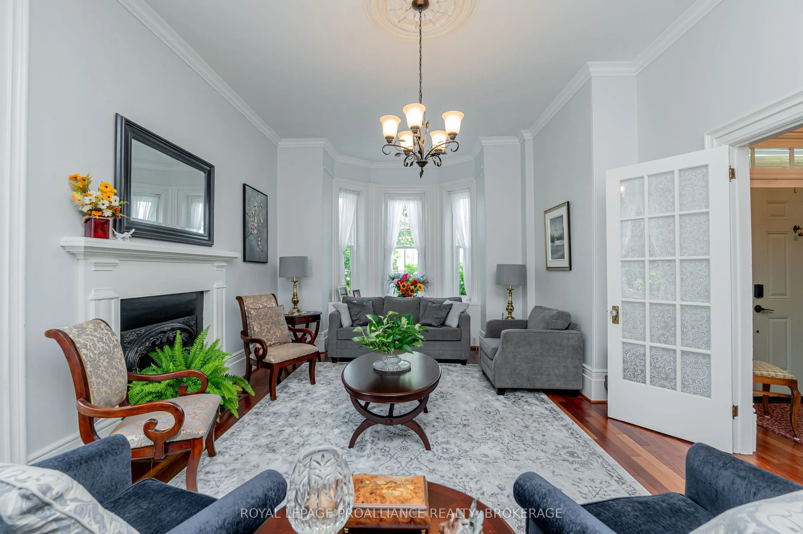 232 Dundas Street W