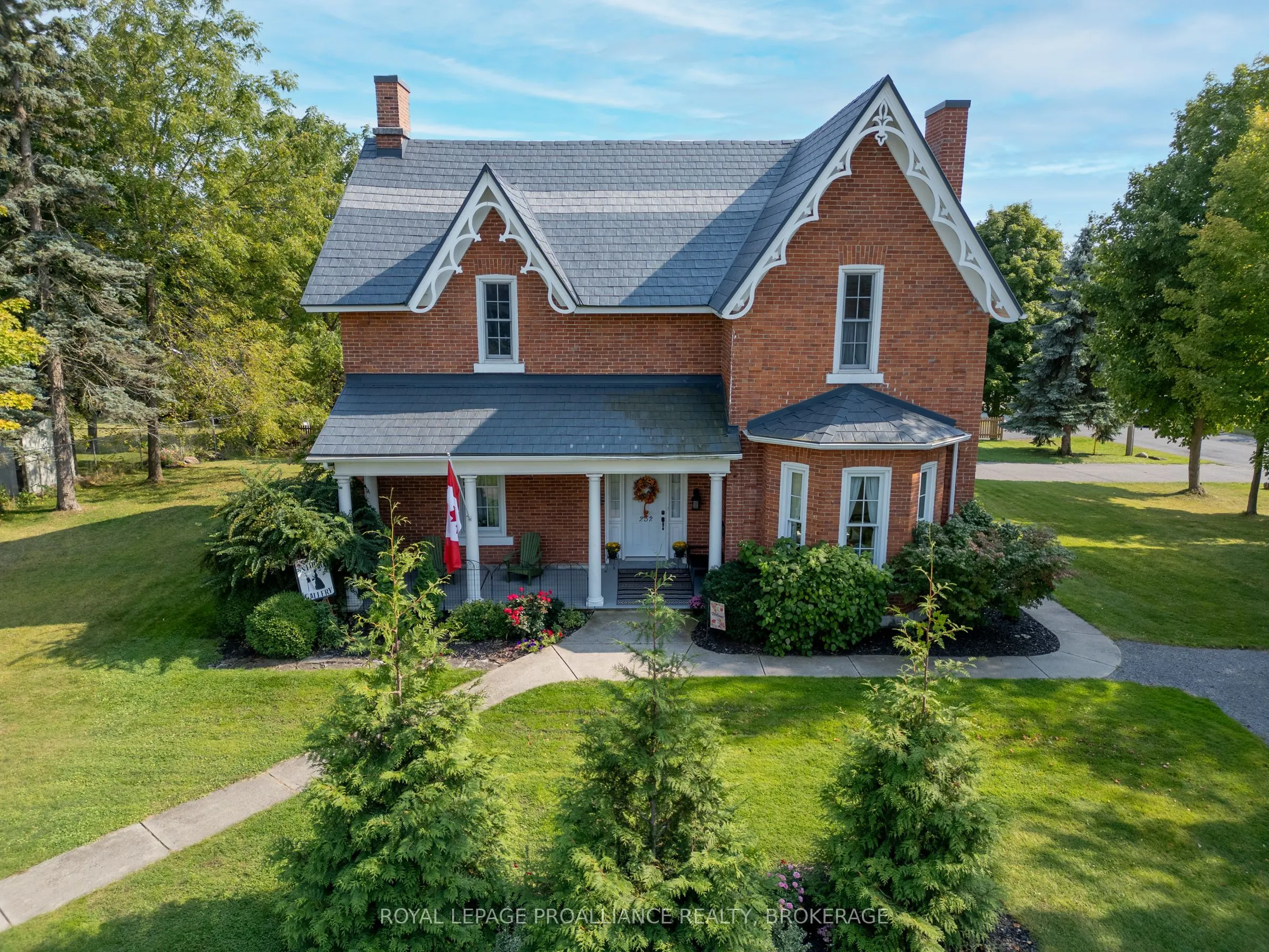 232 Dundas Street W
