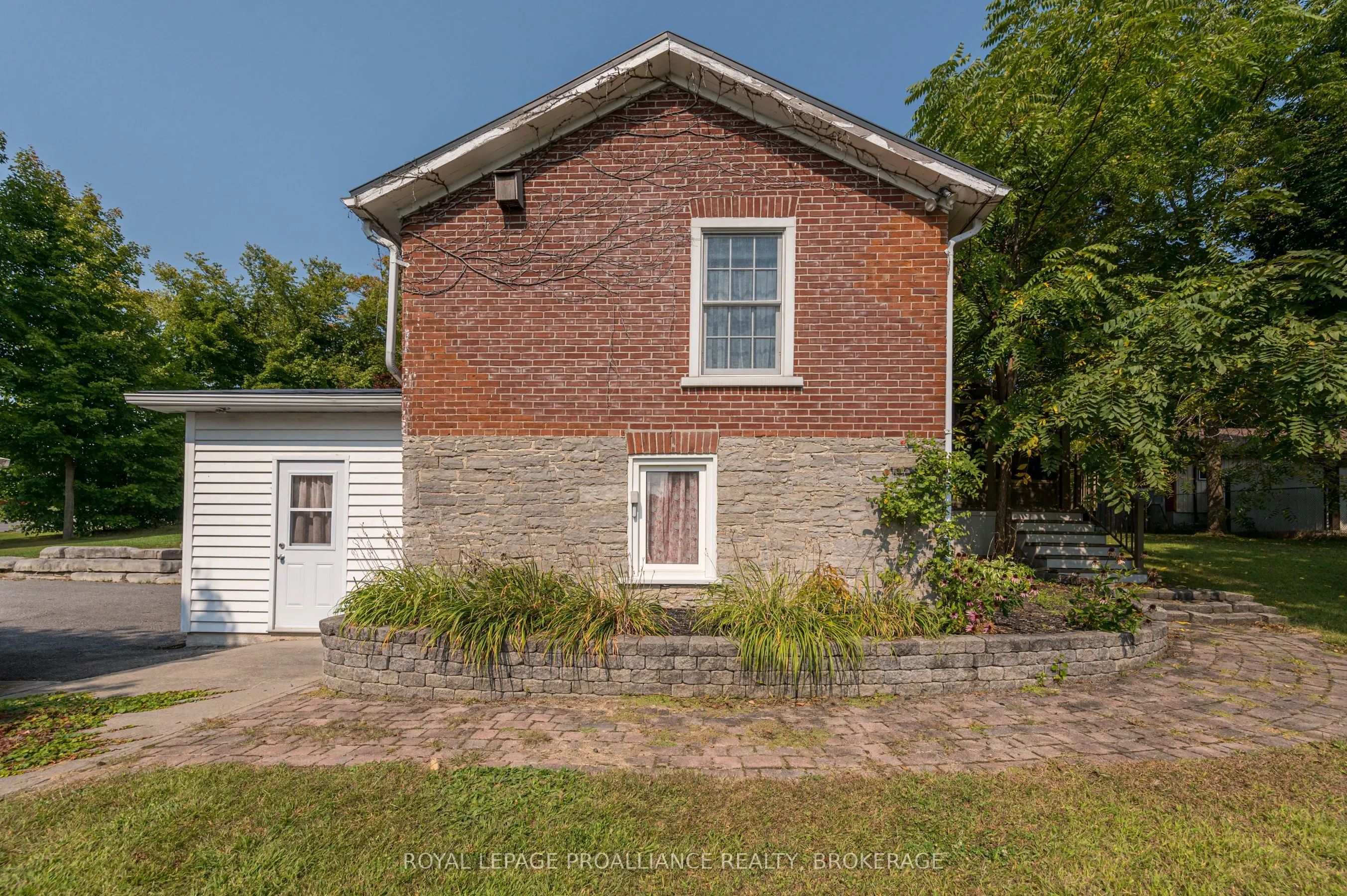 232 Dundas Street W