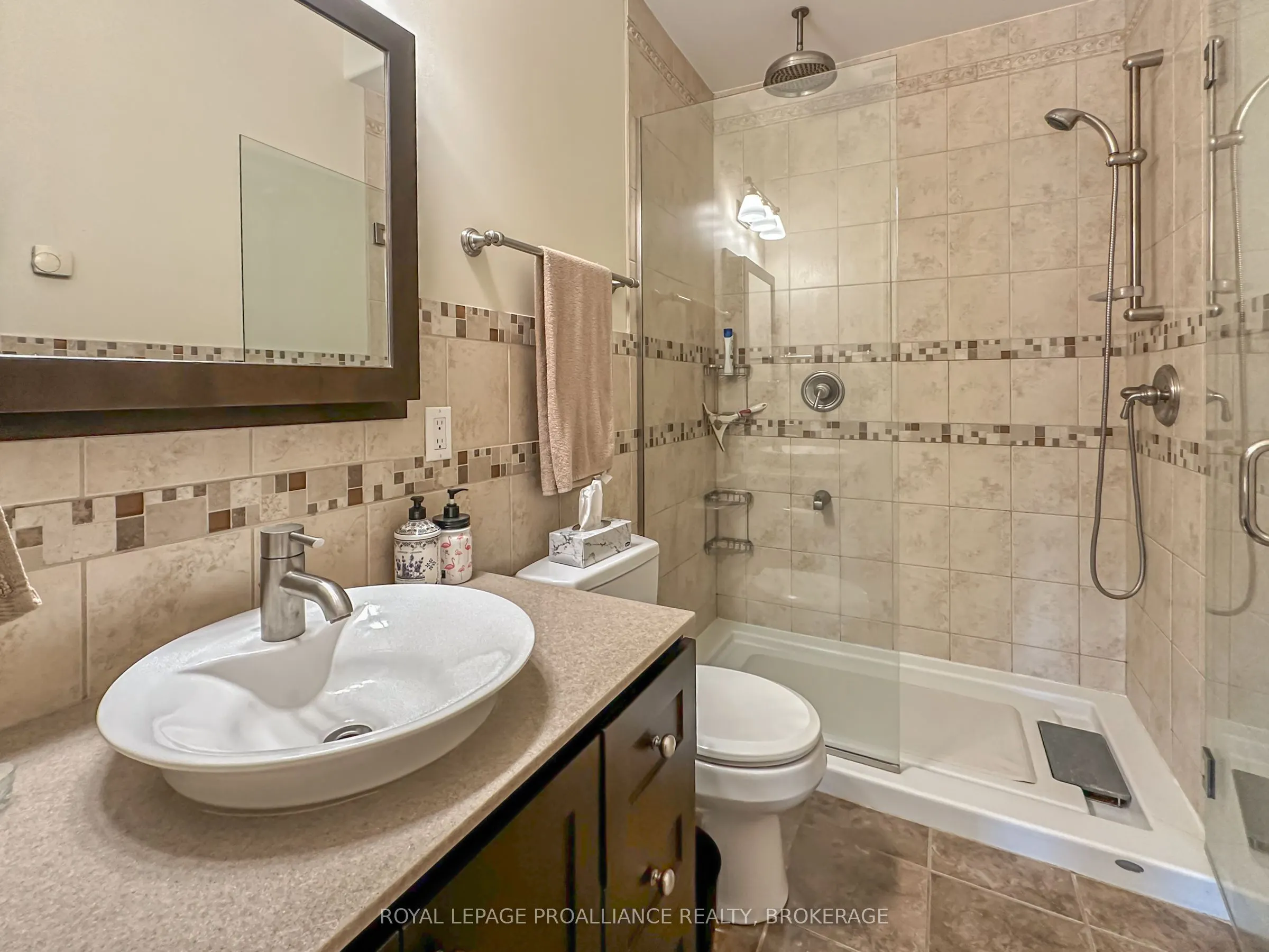 232 Dundas Street W
