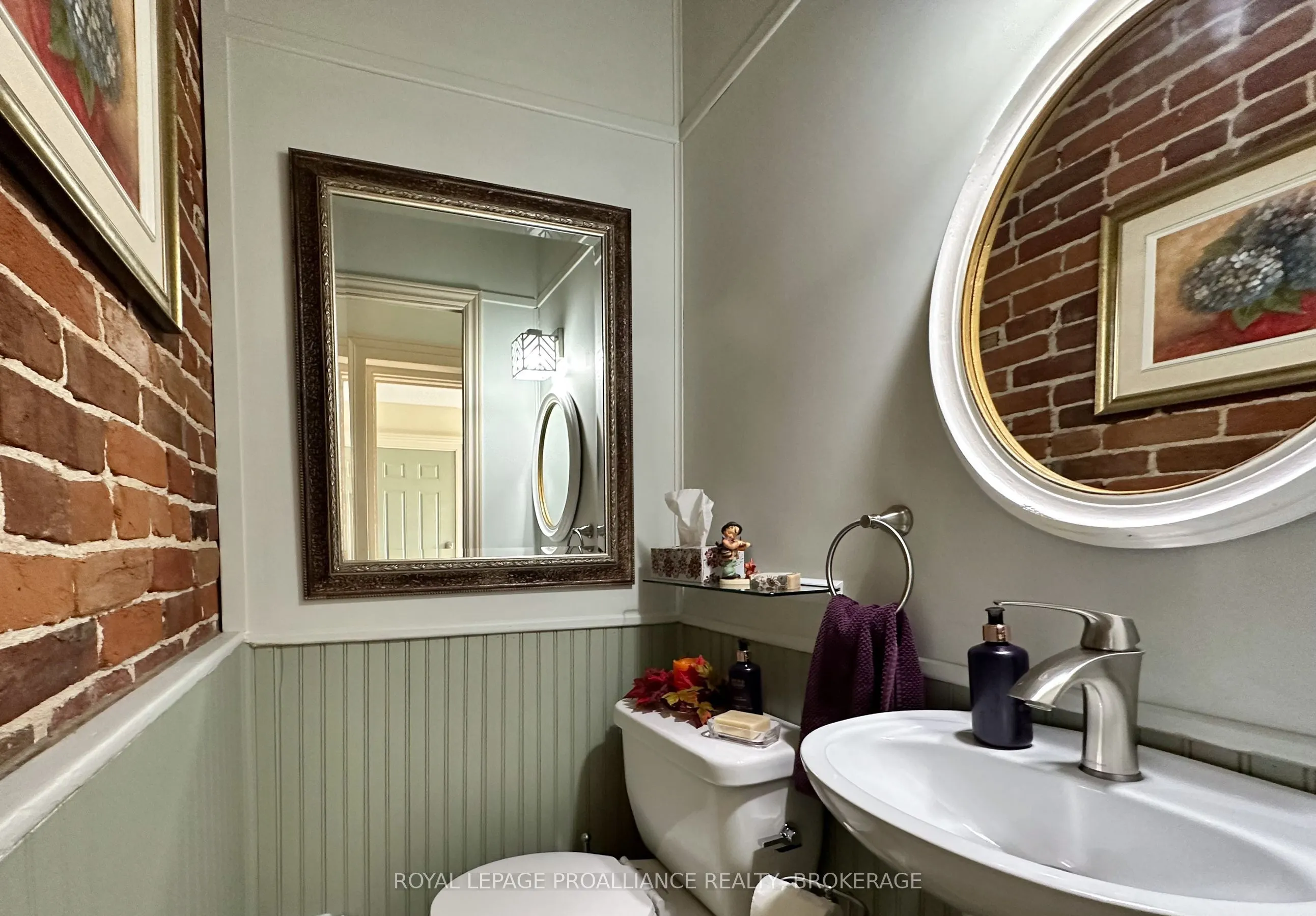 232 Dundas Street W