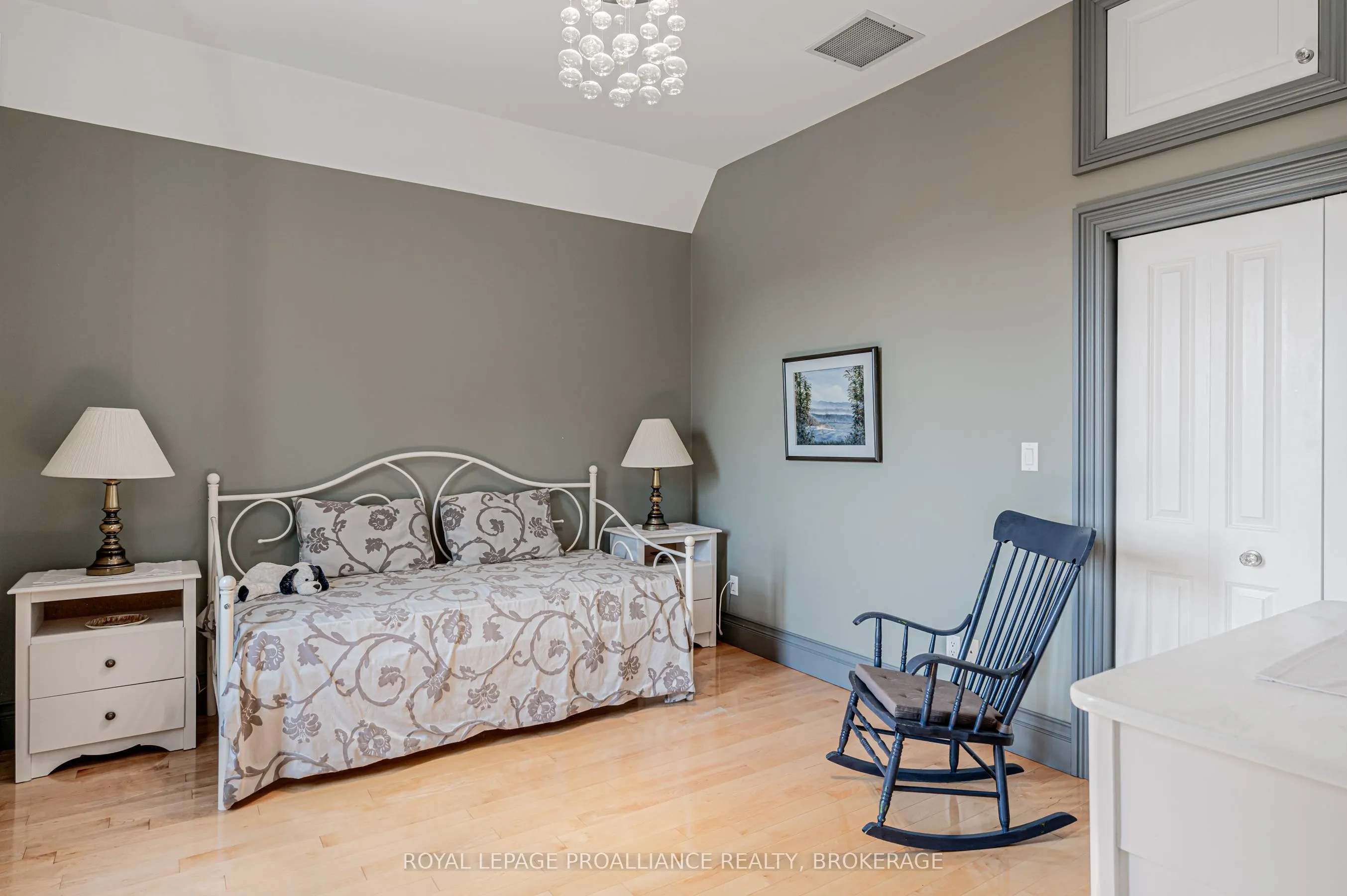 232 Dundas Street W