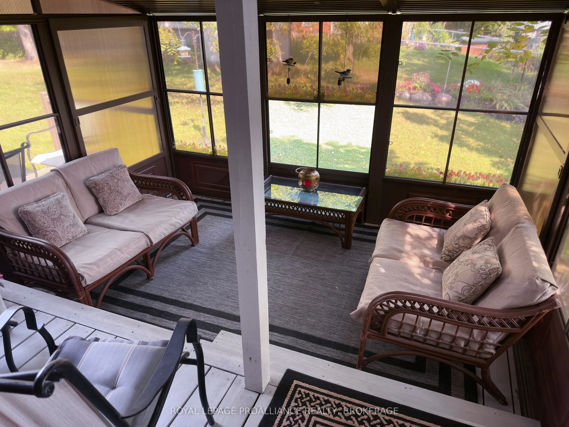 232 Dundas Street W