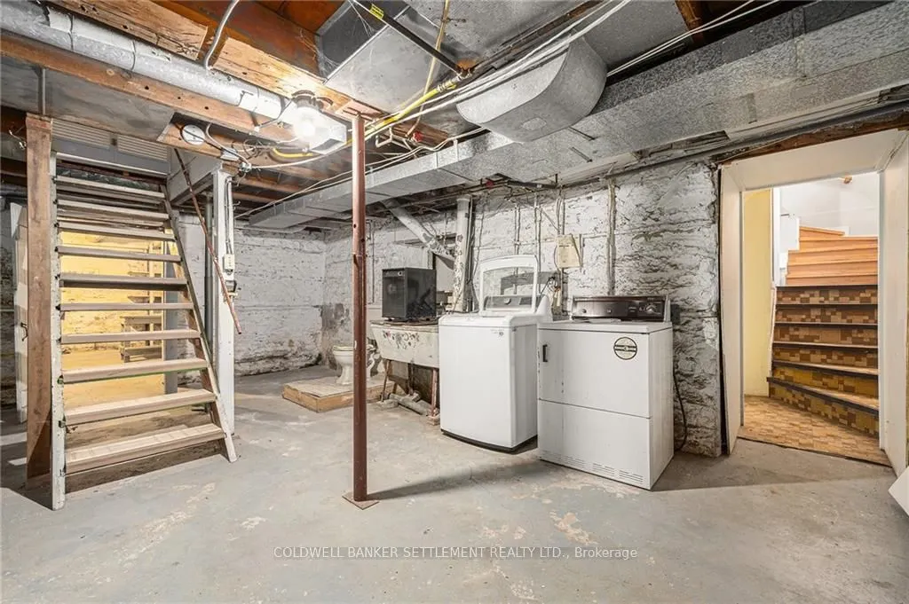 68 WILSON Street W