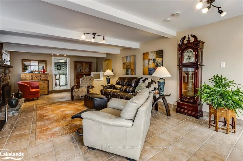 2512 HONEY HARBOUR Road