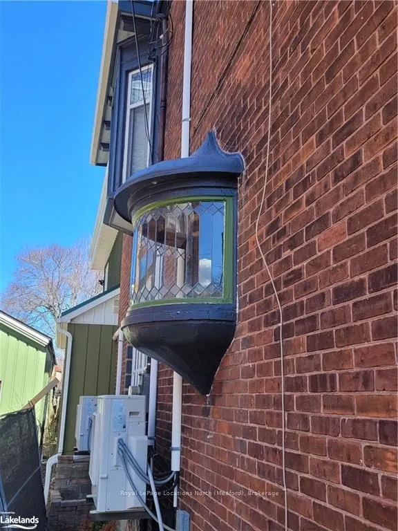 32 NELSON Street E