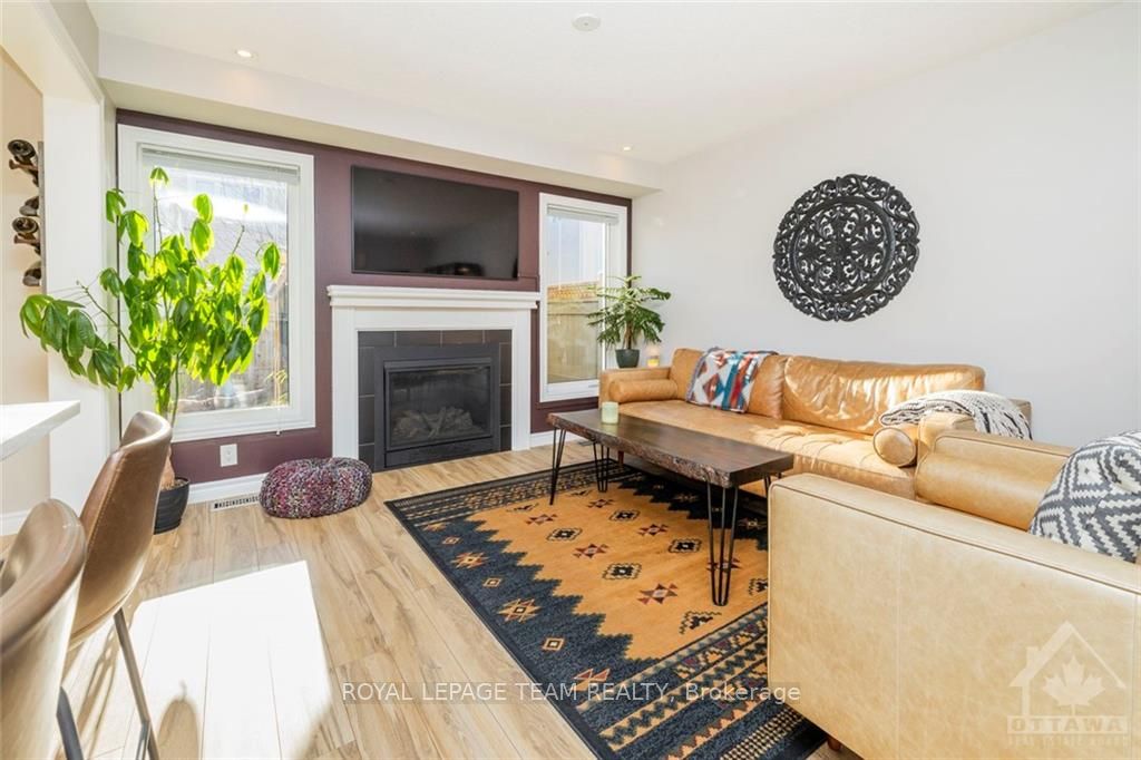 792 MAYFLY Crescent