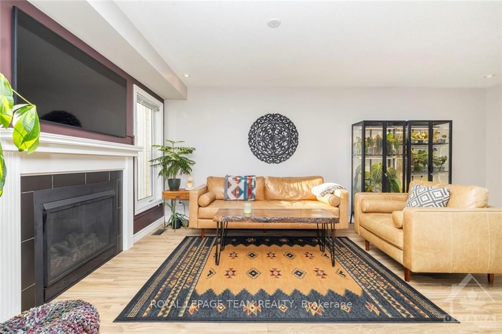 792 MAYFLY Crescent
