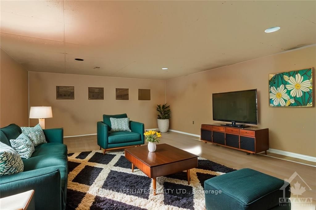 1321 RIDEOUT Crescent