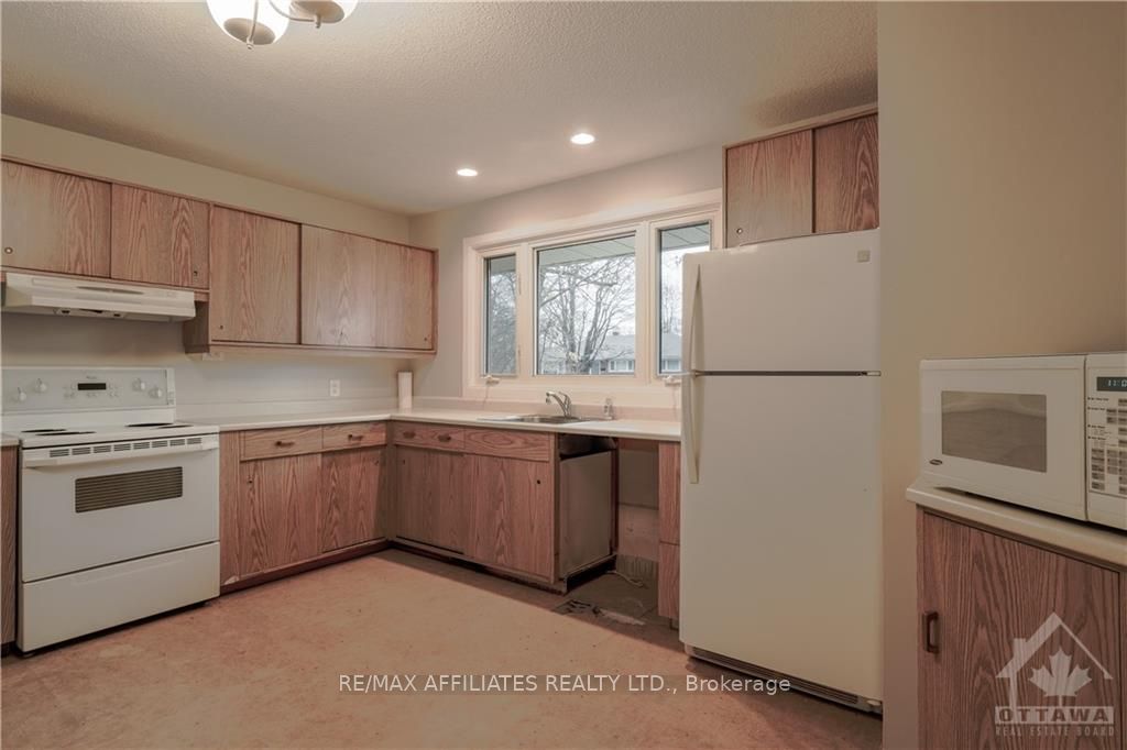 1321 RIDEOUT Crescent