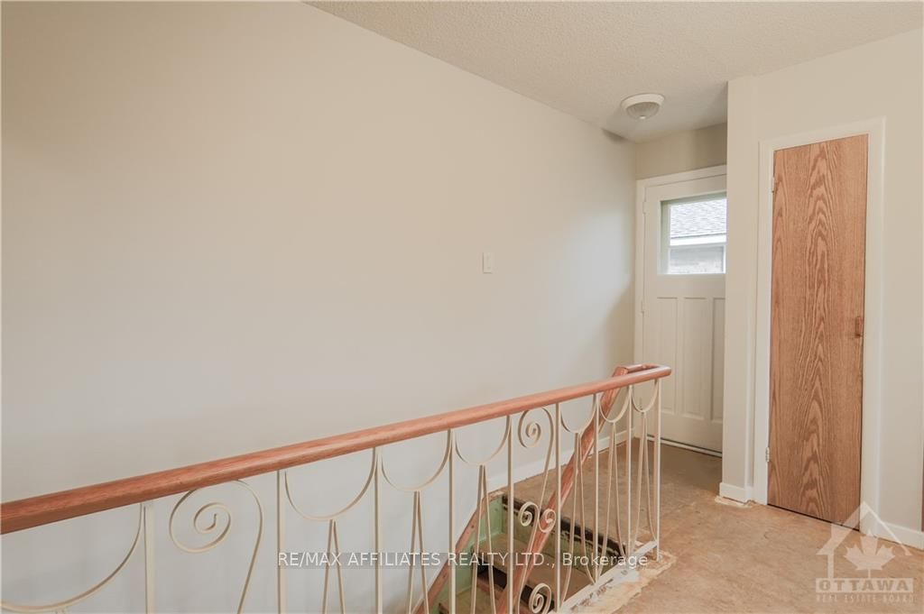1321 RIDEOUT Crescent