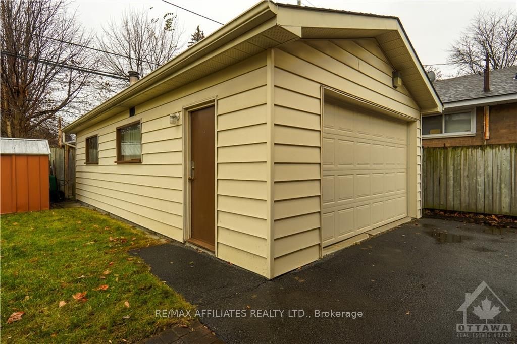 1321 RIDEOUT Crescent