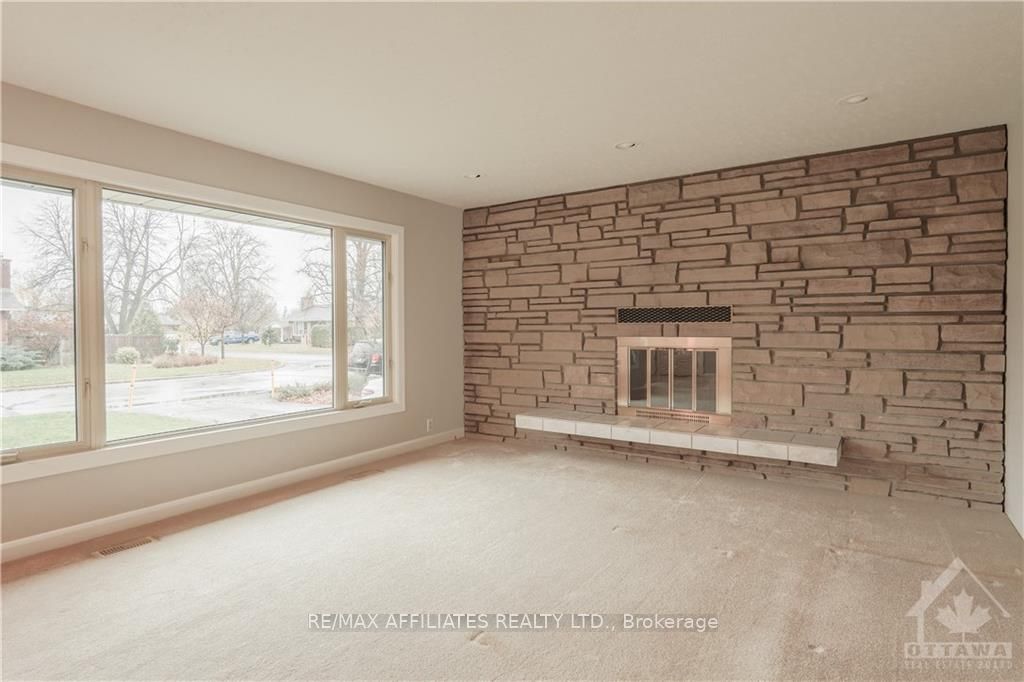 1321 RIDEOUT Crescent