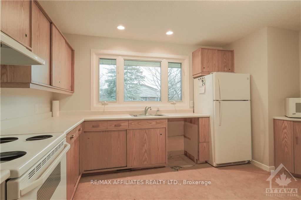 1321 RIDEOUT Crescent