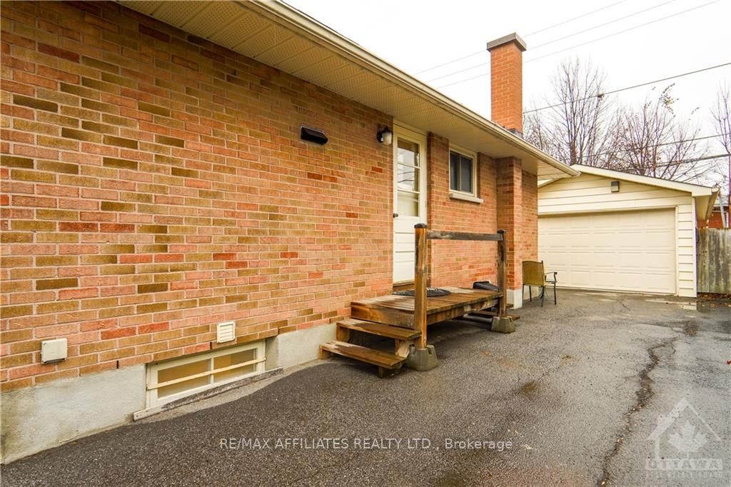 1321 RIDEOUT Crescent