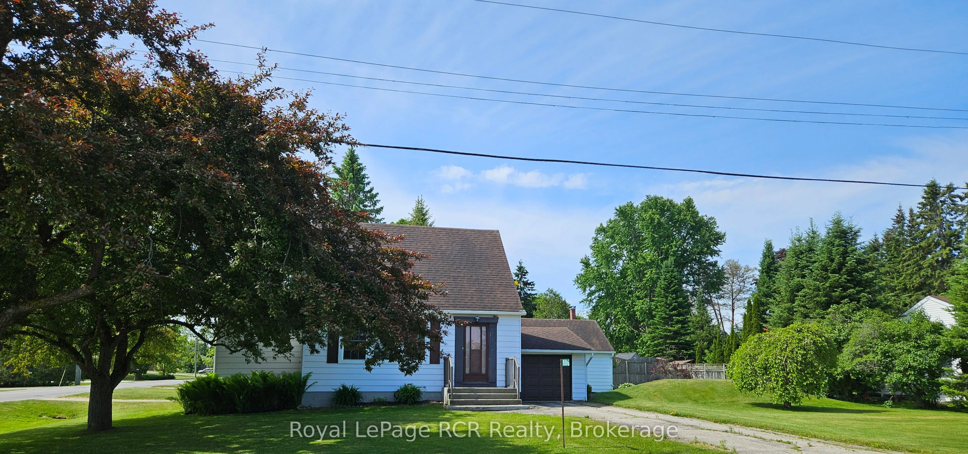 886 16th Street W