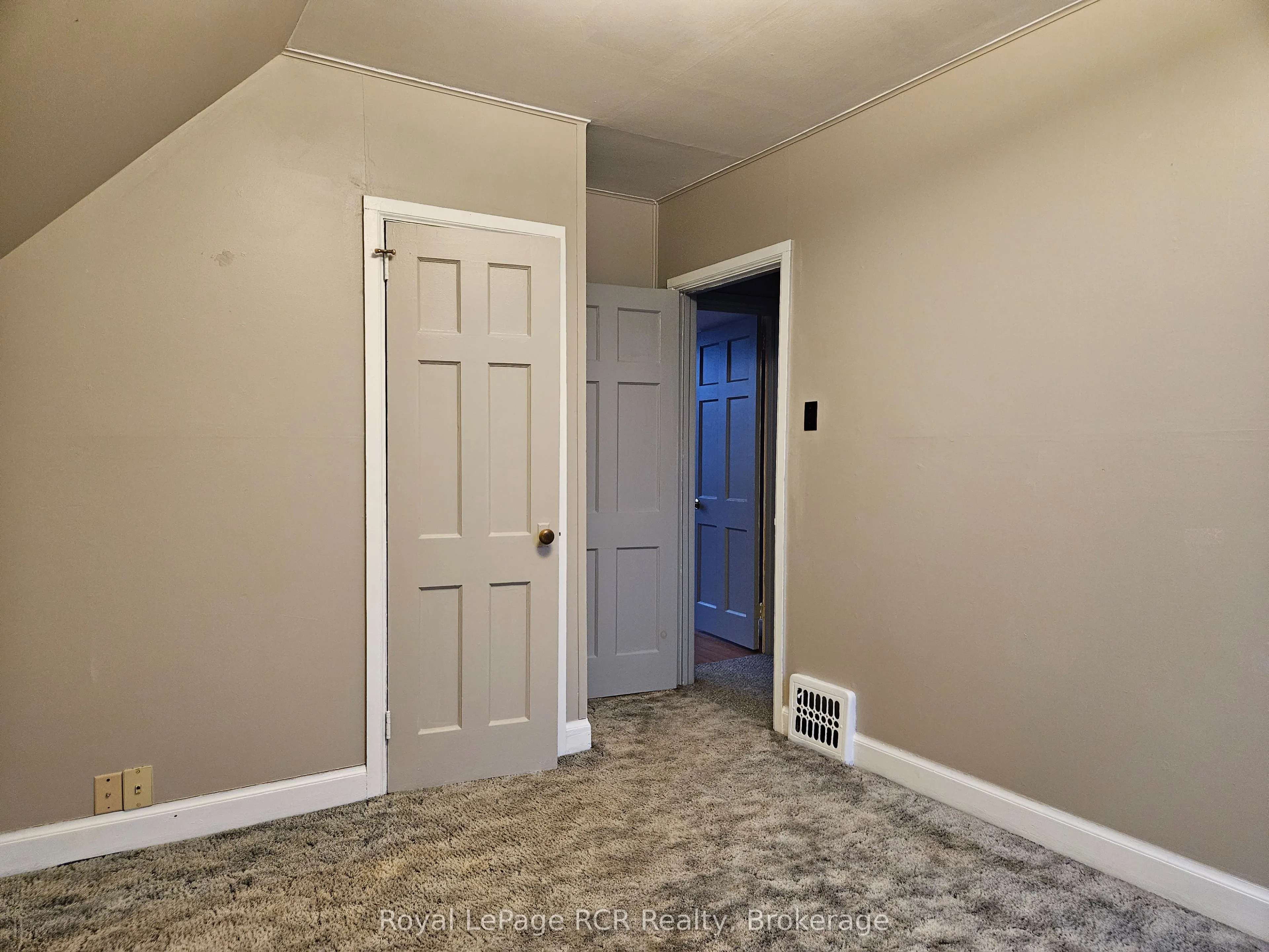 886 16th Street W