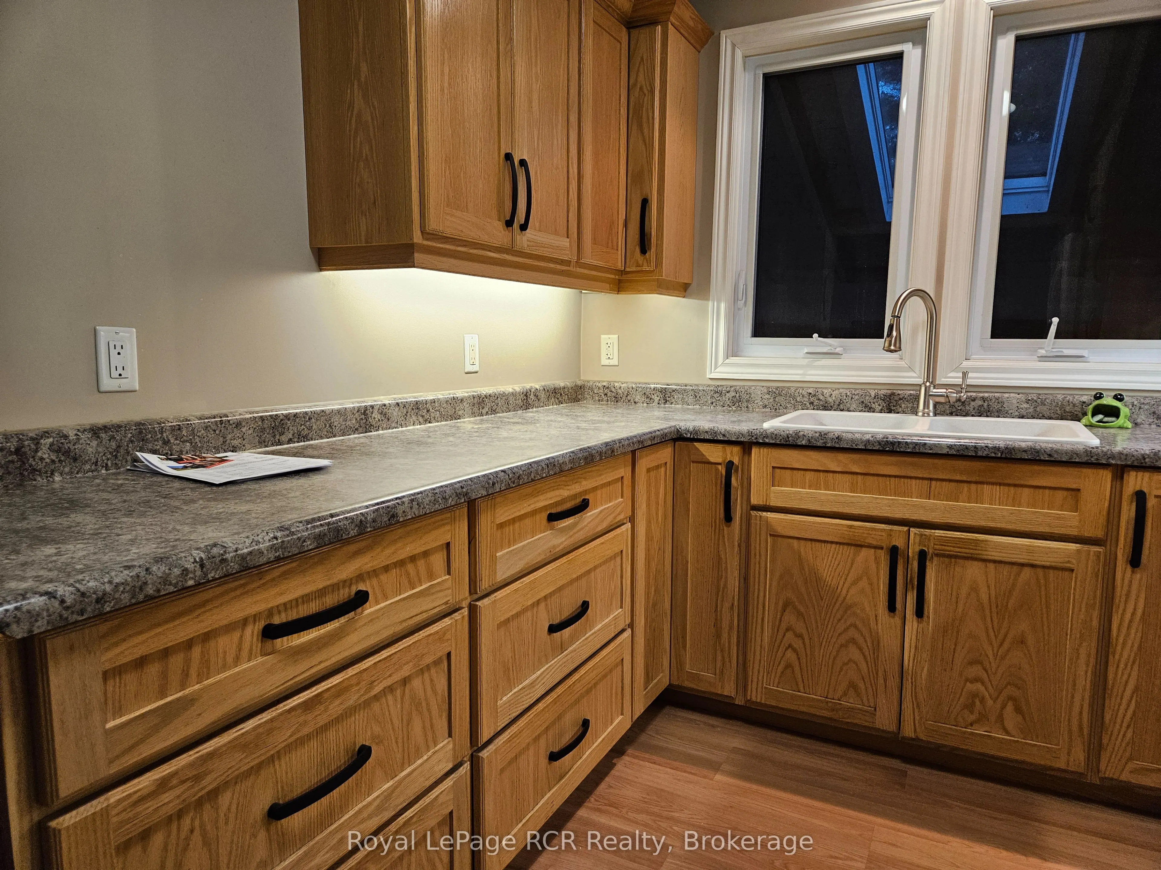 886 16th Street W