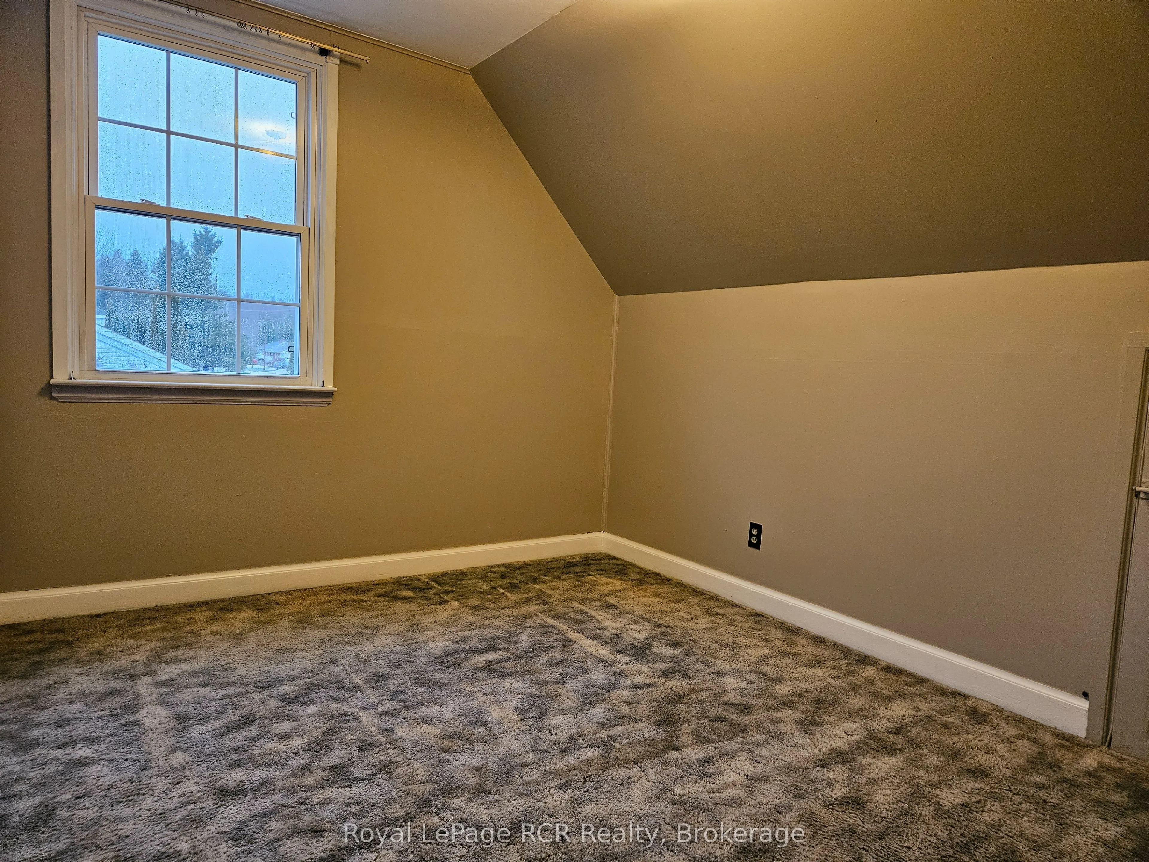 886 16th Street W