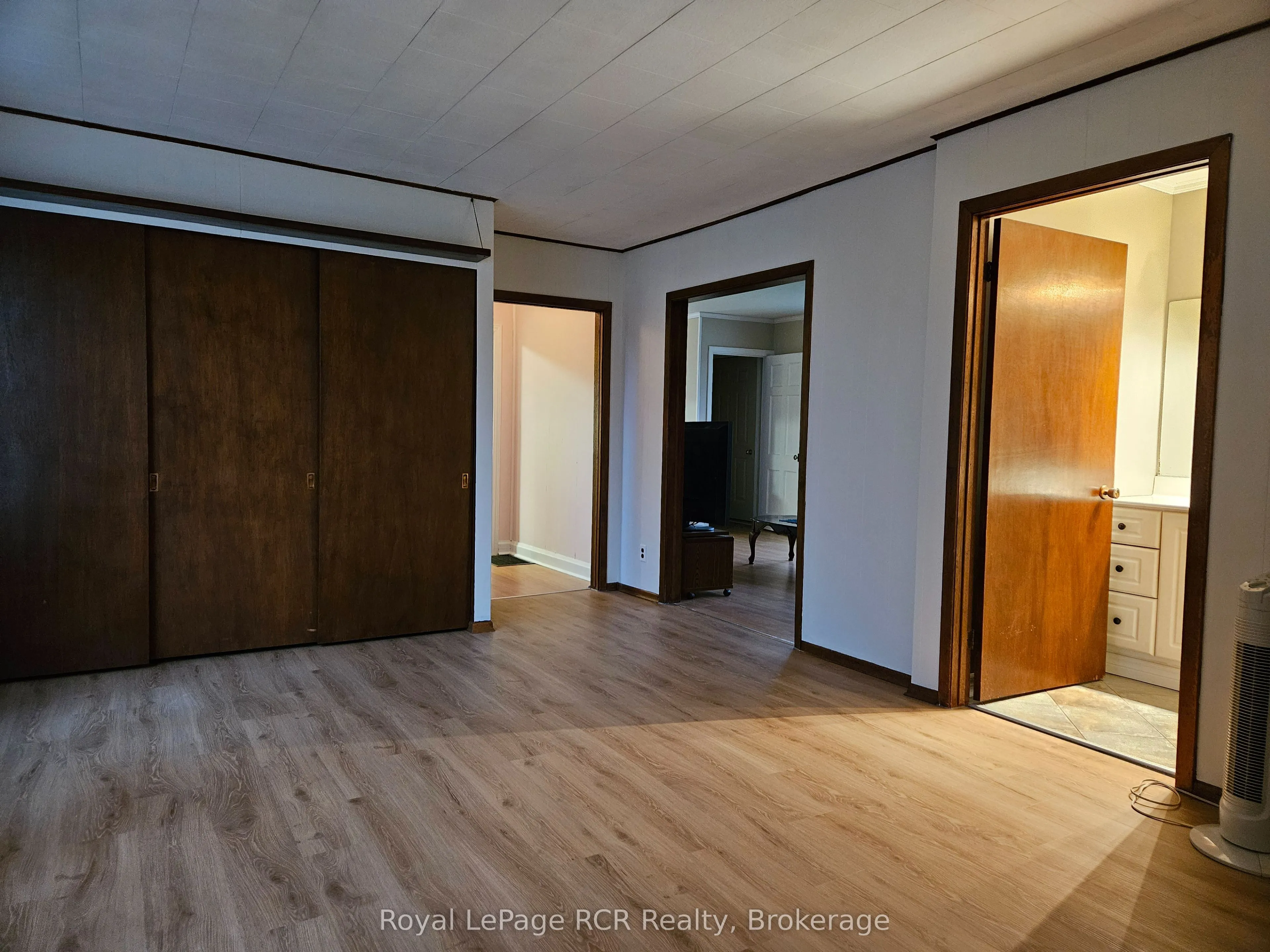 886 16th Street W
