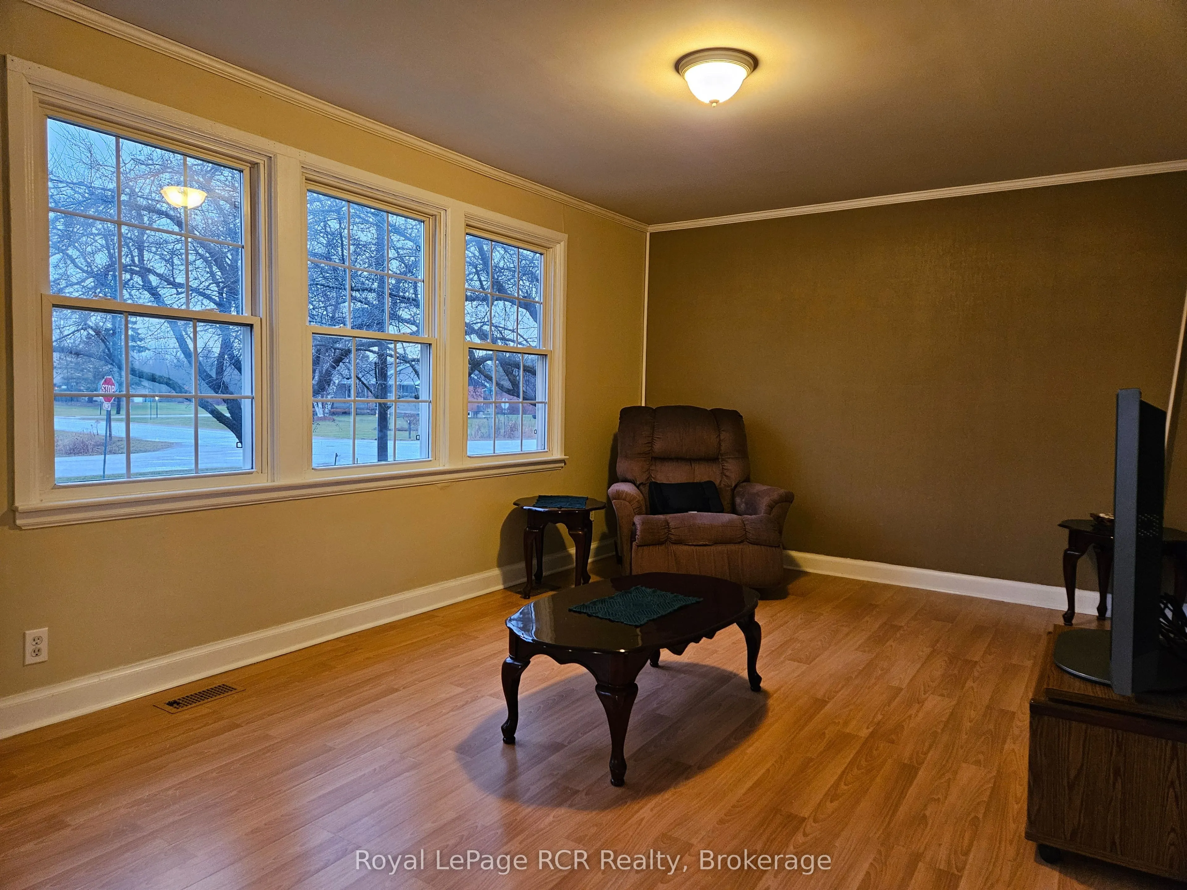 886 16th Street W