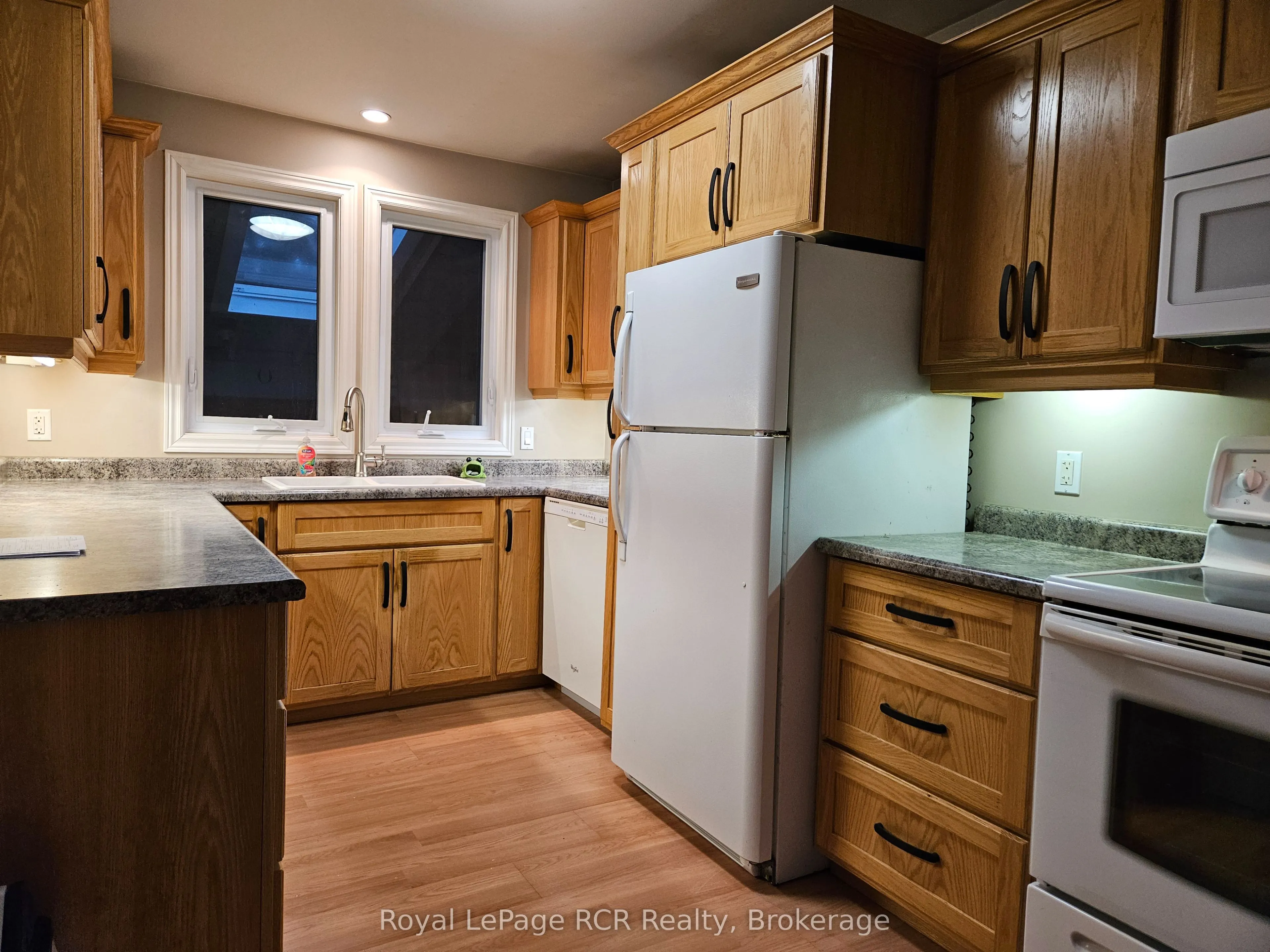 886 16th Street W