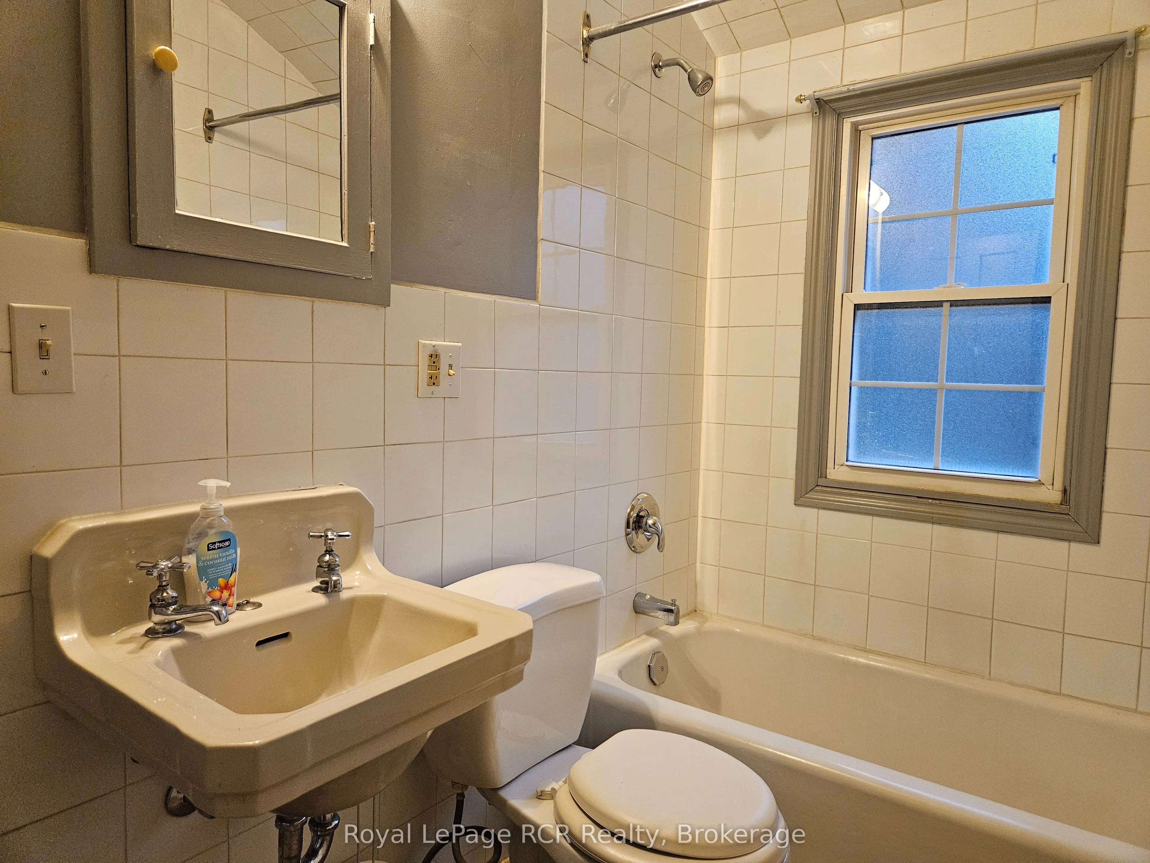 886 16th Street W