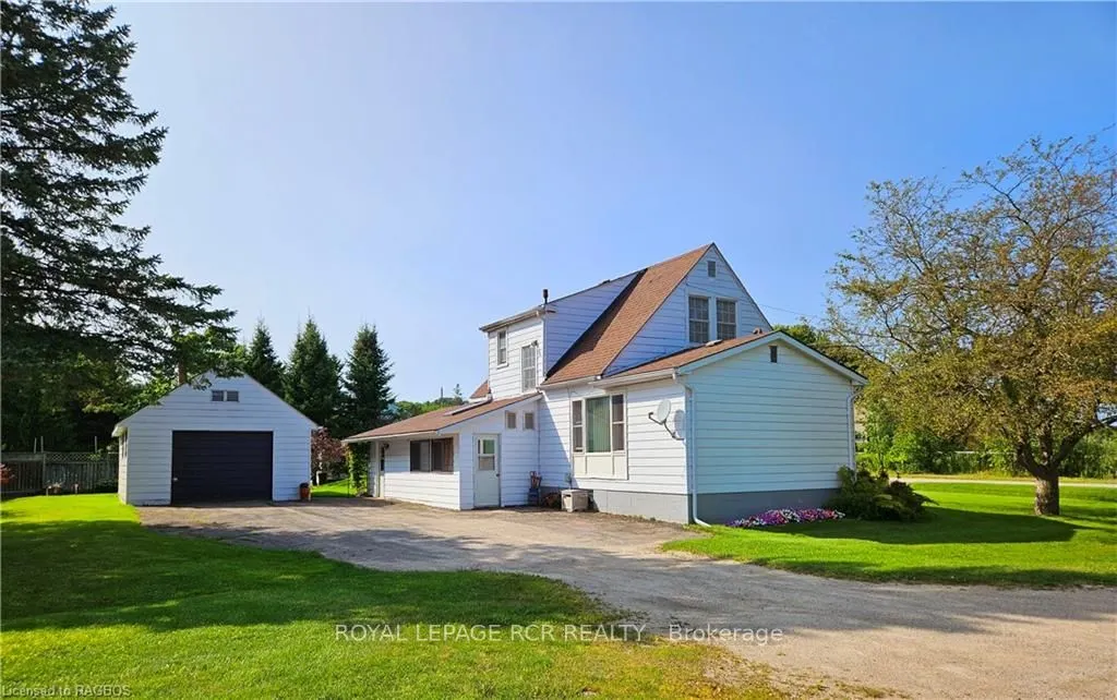 886 16th Street W
