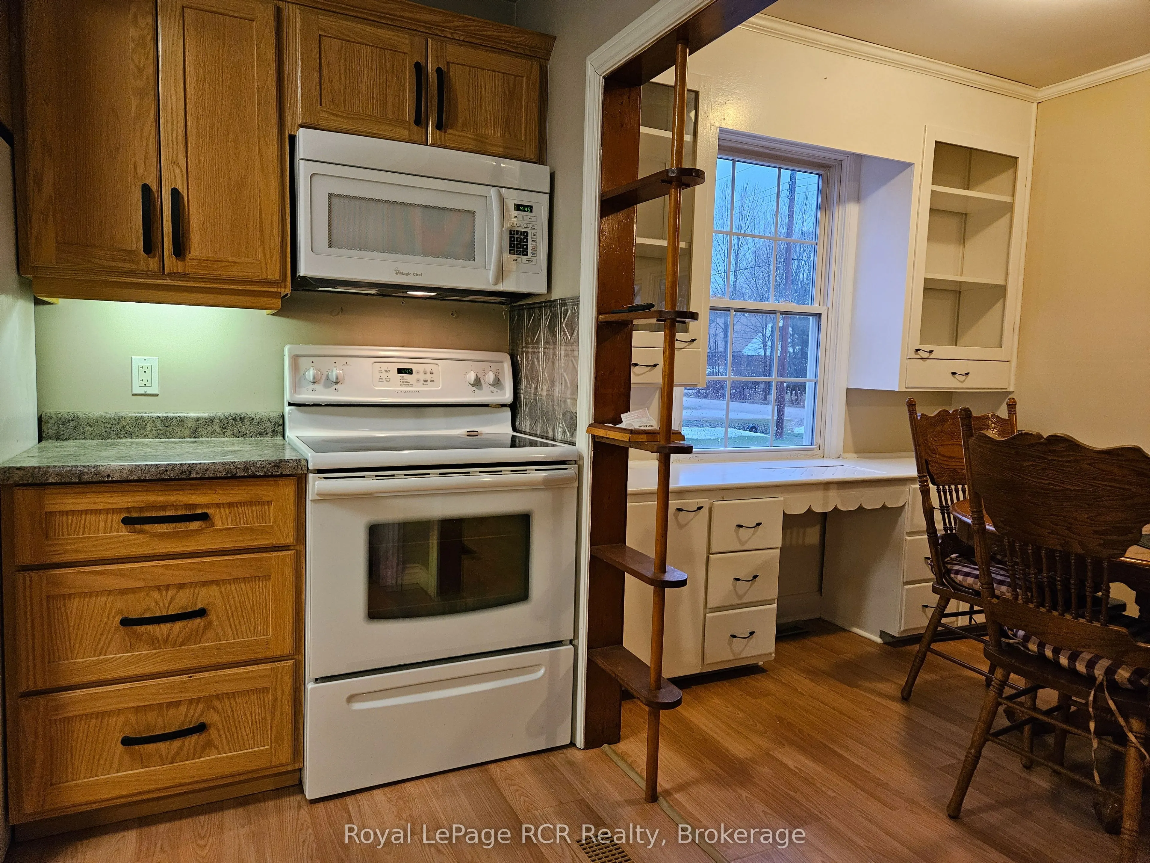 886 16th Street W