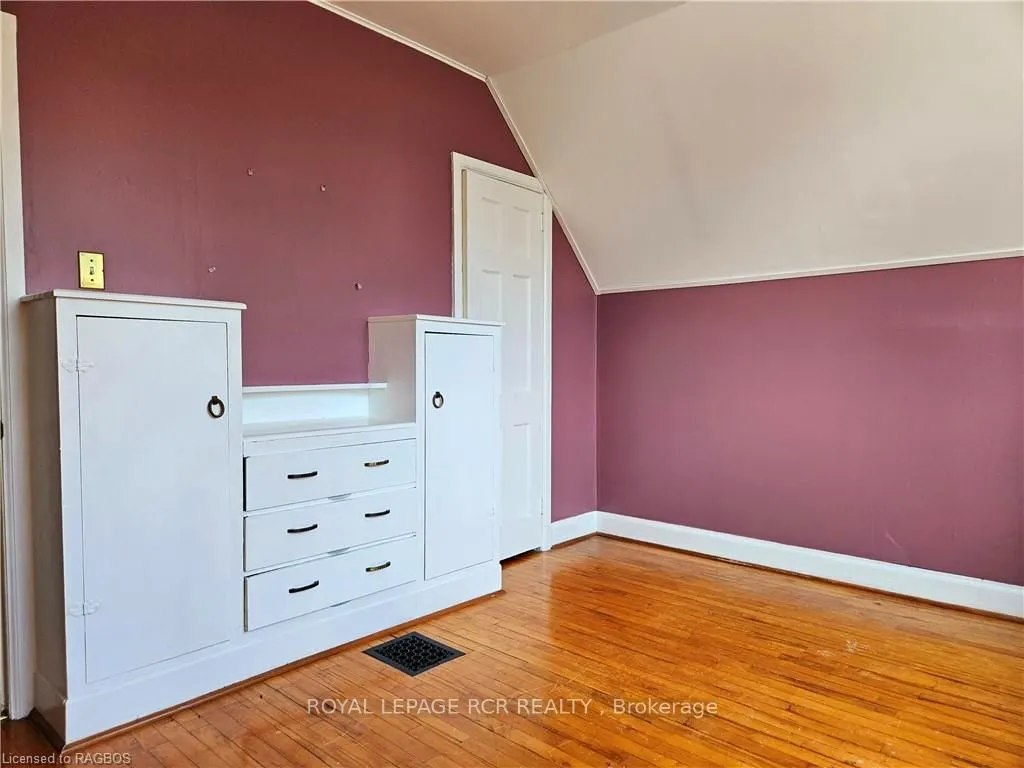 886 16th Street W