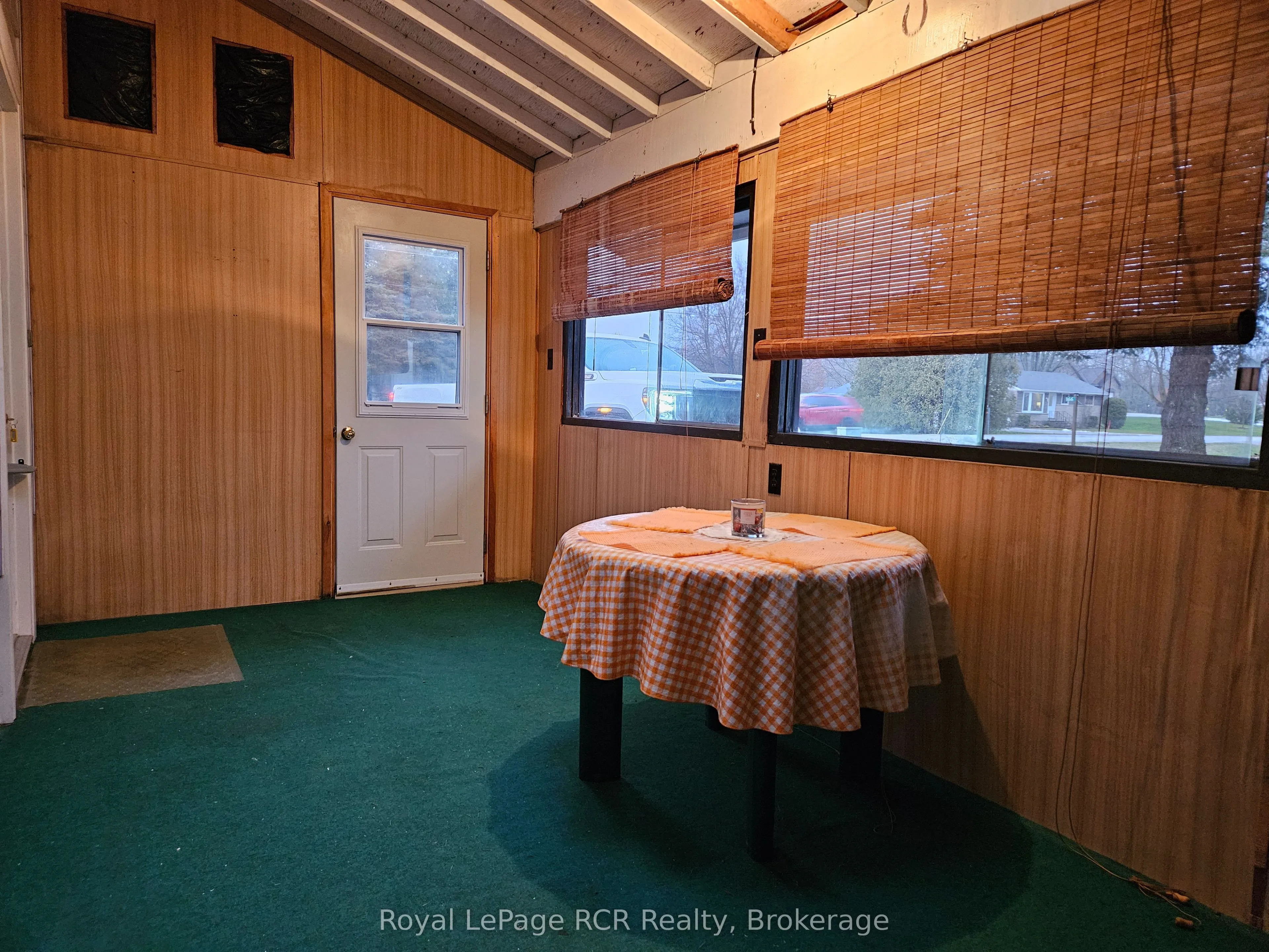 886 16th Street W