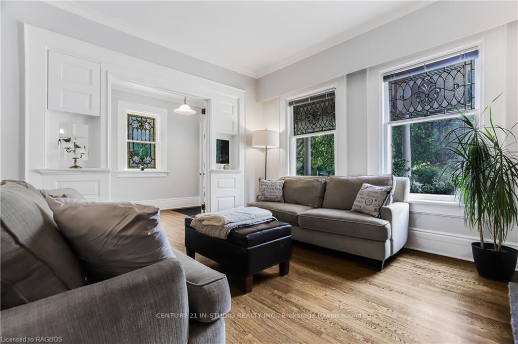 446 9TH Street E