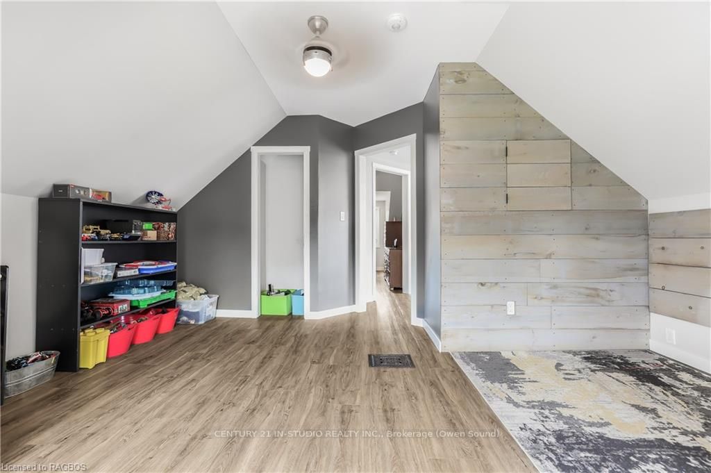446 9TH Street E