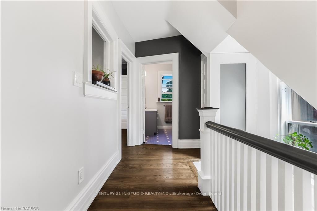 446 9TH Street E