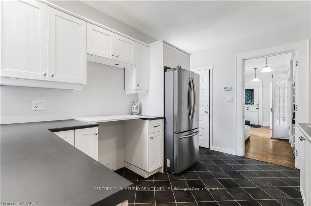 446 9TH Street E