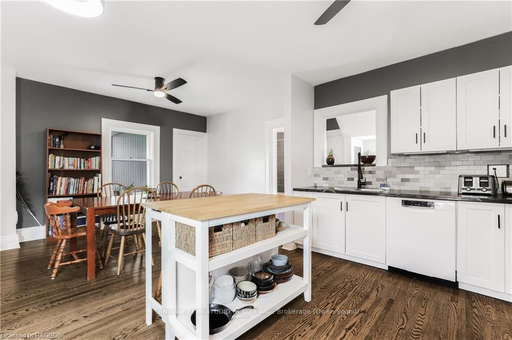 446 9TH Street E