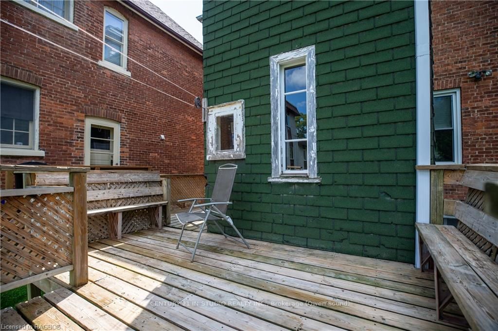 446 9TH Street E