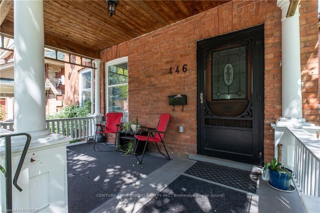 446 9TH Street E