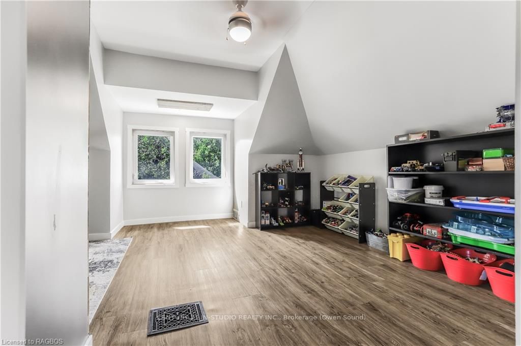 446 9TH Street E