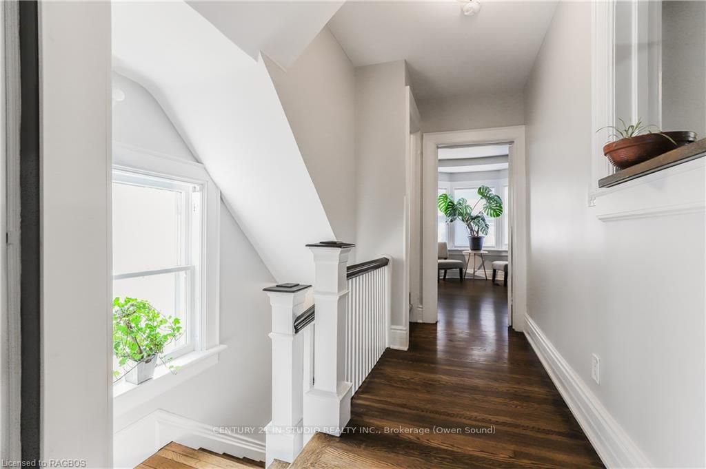 446 9TH Street E