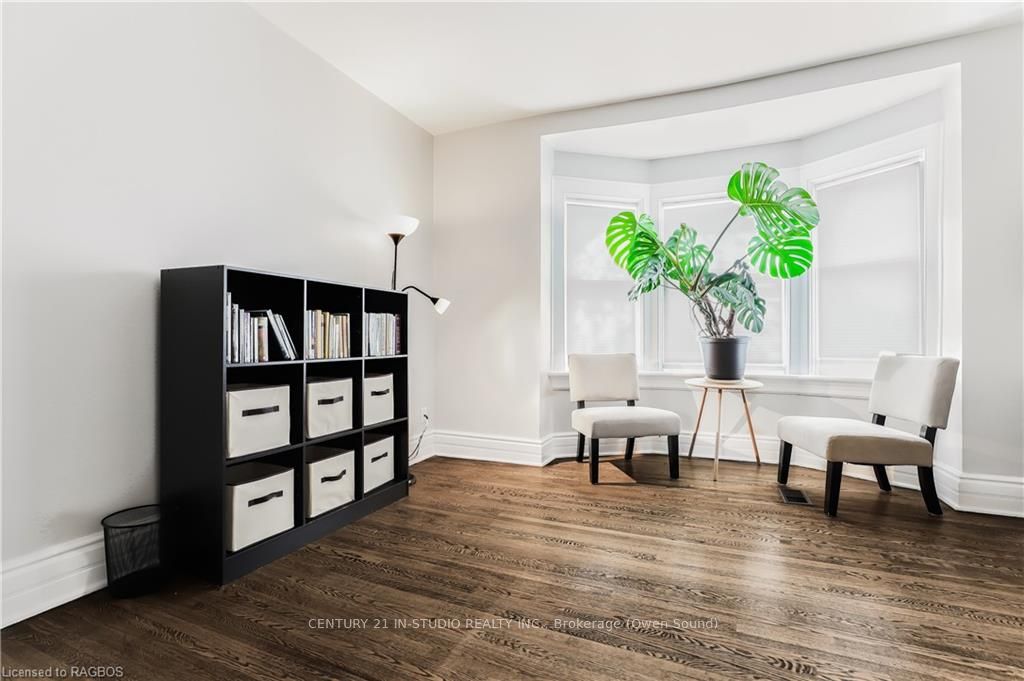 446 9TH Street E