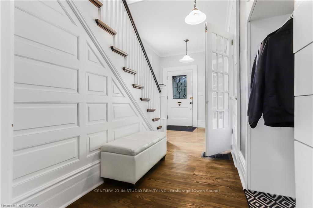 446 9TH Street E