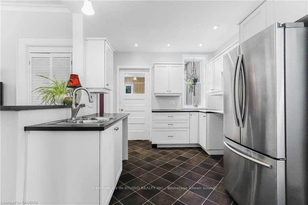 446 9TH Street E