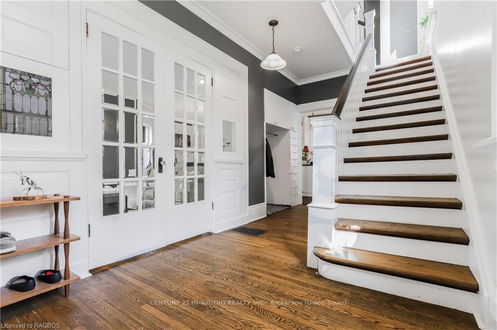 446 9TH Street E