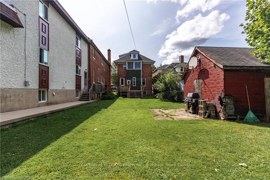 446 9TH Street E