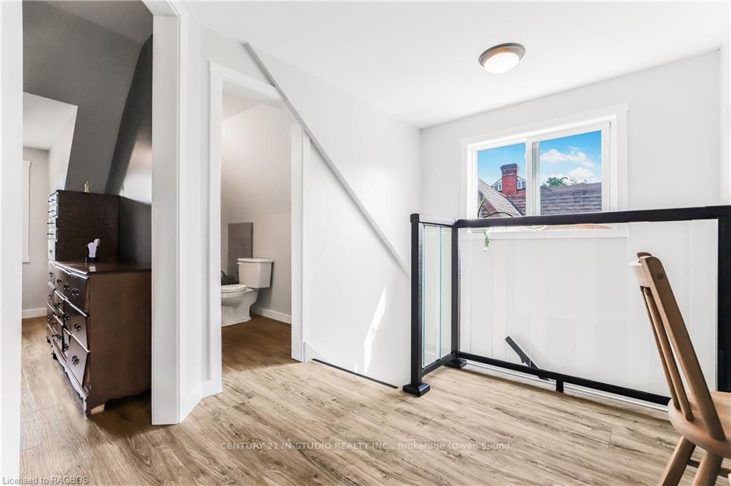 446 9TH Street E