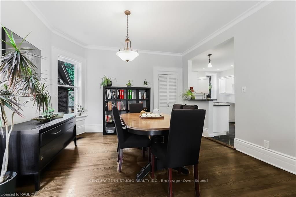 446 9TH Street E